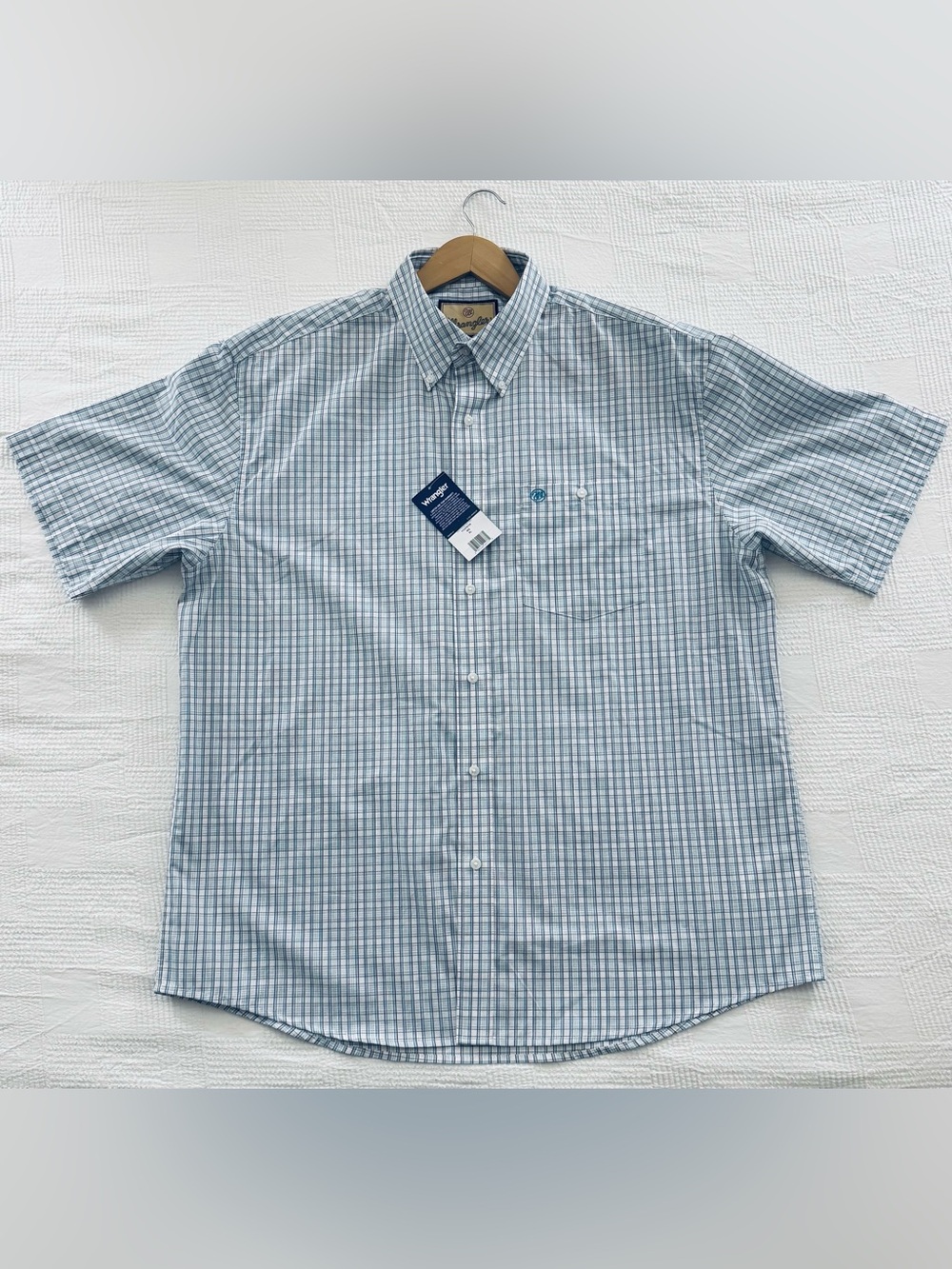 New short sleeve button-down shirt is size XL. This Wrangler garment has a blue